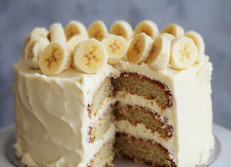 Sweet Indulgence: Banana Cake with Cream Cheese Frosting – Irresistibly Creamy!