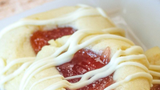 Raspberry Shortbread Bliss with White Chocolate Drizzle