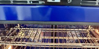 Here’s nana’s no-fuss trick to cleaning an oven. You just need these 3 ingredients