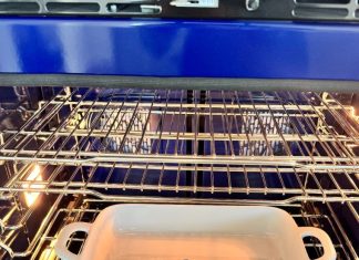 Here’s nana’s no-fuss trick to cleaning an oven. You just need these 3 ingredients