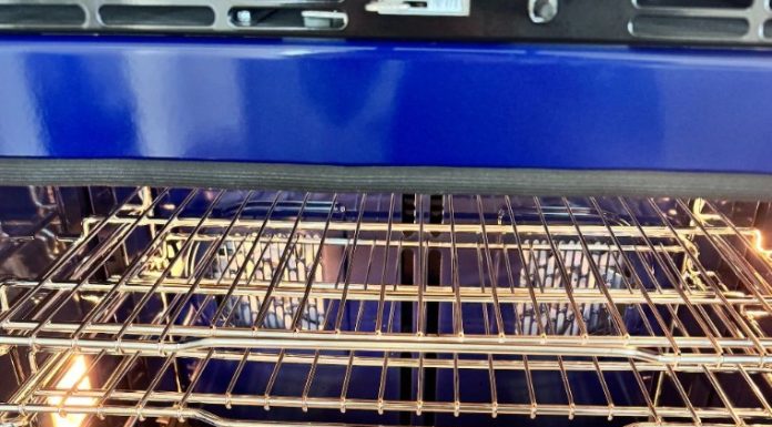 Here’s nana’s no-fuss trick to cleaning an oven. You just need these 3 ingredients