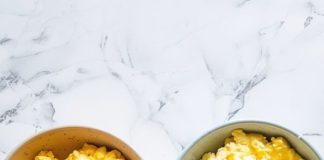 My mother-in-law always adds milk to her scrambled eggs, but I think this isn’t right. The eggs don’t taste good that way. Who’s right?