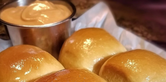 Get Ready to Indulge: Homemade Texas Roadhouse-Style Rolls with Cinnamon Honey Butter!
