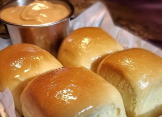 Get Ready to Indulge: Homemade Texas Roadhouse-Style Rolls with Cinnamon Honey Butter!