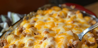Dig into Comfort: This Cheesy Hamburger Potato Casserole Is a Family Favorite!