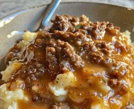 Mashed potatoes with ground beef gravy