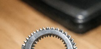 Found these strange scissors in the cutlery drawer. They have a circular opening with teeth instead of blades. Does not cut paper.