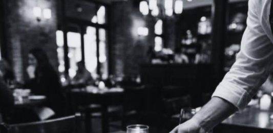 Introvert or Extrovert When Someone Helps Waiters Clear Plates? Psychology Explains