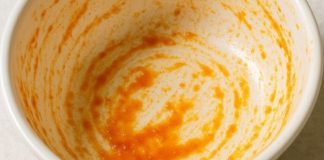 How to Remove Orange Spaghetti Sauce Stains from Plastic Bowls