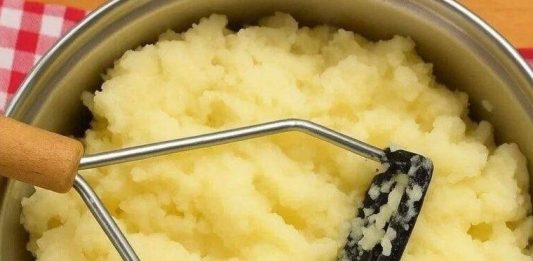 A well known chef’s tip: “Stop adding milk or water to your mashed potatoes. This ingredient makes them creamier than at the restaurant!”