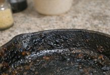 My nana taught me this trick to get burnt grease off cast iron with 0 effort. Here’s how it works