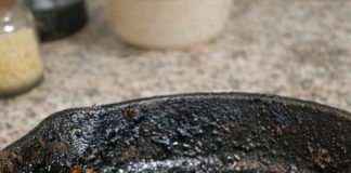 My nana taught me this trick to get burnt grease off cast iron with 0 effort. Here’s how it works