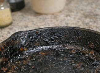 My nana taught me this trick to get burnt grease off cast iron with 0 effort. Here’s how it works