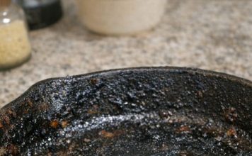 My nana taught me this trick to get burnt grease off cast iron with 0 effort. Here’s how it works