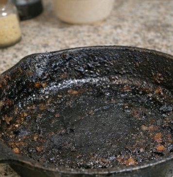 My nana taught me this trick to get burnt grease off cast iron with 0 effort. Here’s how it works