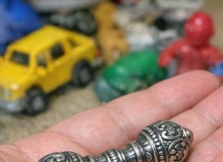 Dug this out of a bin of old toys at a garage sale. It’s heavy metal, looks like a jack but much bigger and ornate. No moving parts.