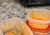 My mother-in-law taught me this trick to lift stubborn orange tomato stains out of plastic food containers with 0 effort. Here’s how it works