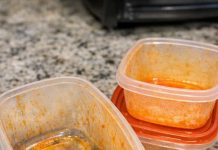 My mother-in-law taught me this trick to lift stubborn orange tomato stains out of plastic food containers with 0 effort. Here’s how it works