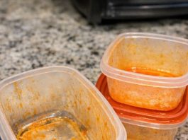 My mother-in-law taught me this trick to lift stubborn orange tomato stains out of plastic food containers with 0 effort. Here’s how it works