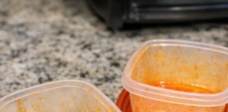 My mother-in-law taught me this trick to lift stubborn orange tomato stains out of plastic food containers with 0 effort. Here’s how it works