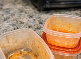 My mother-in-law taught me this trick to lift stubborn orange tomato stains out of plastic food containers with 0 effort. Here’s how it works