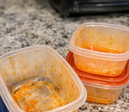 My mother-in-law taught me this trick to lift stubborn orange tomato stains out of plastic food containers with 0 effort. Here’s how it works