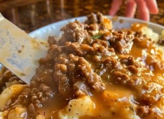 Ground Beef and Gravy Over Mashed Potatoes