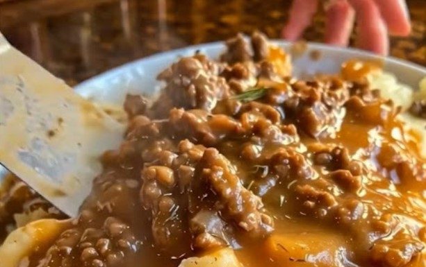 Ground Beef and Gravy Over Mashed Potatoes