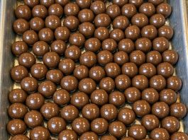 Pour Whole Uncrushed Malted Milk Balls in the Sheet Pan and 4 More Basic Ingredients to Get a Sweet So Delicious Your Husband Will Be Begging for More!