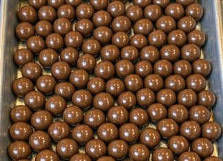 Pour Whole Uncrushed Malted Milk Balls in the Sheet Pan and 4 More Basic Ingredients to Get a Sweet So Delicious Your Husband Will Be Begging for More!