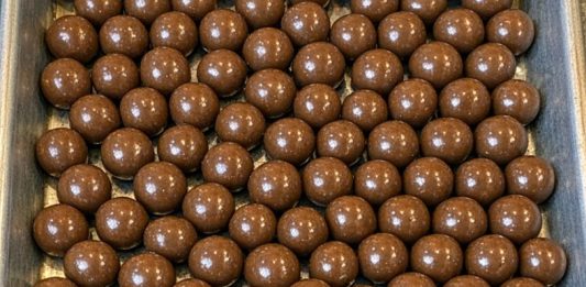 Pour Whole Uncrushed Malted Milk Balls in the Sheet Pan and 4 More Basic Ingredients to Get a Sweet So Delicious Your Husband Will Be Begging for More!