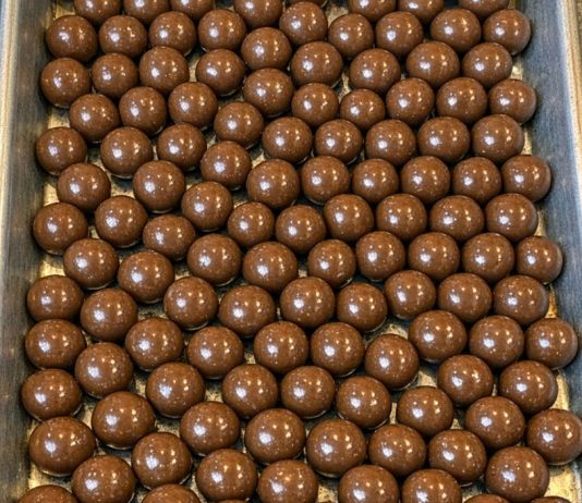 Pour Whole Uncrushed Malted Milk Balls in the Sheet Pan and 4 More Basic Ingredients to Get a Sweet So Delicious Your Husband Will Be Begging for More!