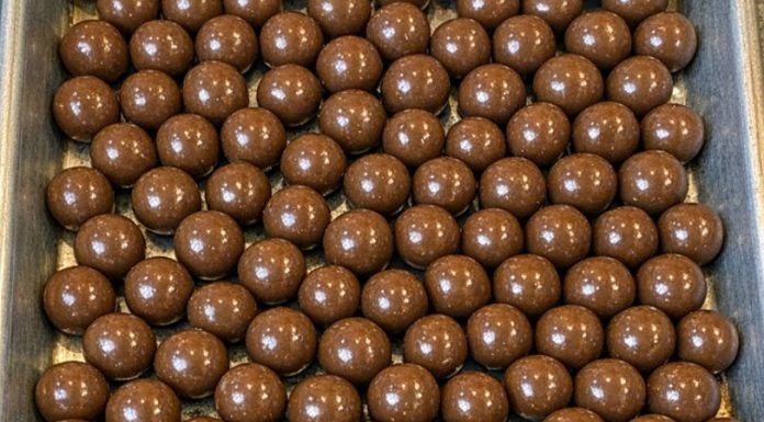 Pour Whole Uncrushed Malted Milk Balls in the Sheet Pan and 4 More Basic Ingredients to Get a Sweet So Delicious Your Husband Will Be Begging for More!