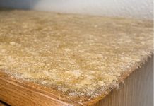 My grandmother taught me this trick to cut through sticky grease buildup on top of kitchen cabinets with 0 effort. Here’s how it works