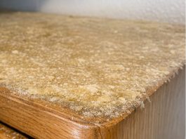 My grandmother taught me this trick to cut through sticky grease buildup on top of kitchen cabinets with 0 effort. Here’s how it works