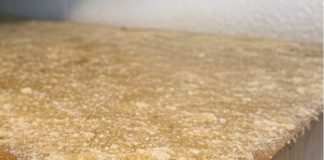 My grandmother taught me this trick to cut through sticky grease buildup on top of kitchen cabinets with 0 effort. Here’s how it works