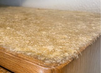 My grandmother taught me this trick to cut through sticky grease buildup on top of kitchen cabinets with 0 effort. Here’s how it works