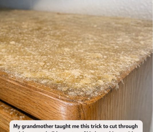 My grandmother taught me this trick to cut through sticky grease buildup on top of kitchen cabinets with 0 effort. Here’s how it works