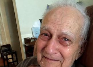 I Gave Birth and Brought My Baby to Meet the Grandpa Who Raised Me for the First Time – The Moment He Saw Her Face, He Burst Into Tears
