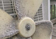 My grandmother taught me this trick to clean yellowed plastic fan blades before the heat wave hits with 0 effort. Here’s how it works