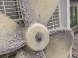 My grandmother taught me this trick to clean yellowed plastic fan blades before the heat wave hits with 0 effort. Here’s how it works